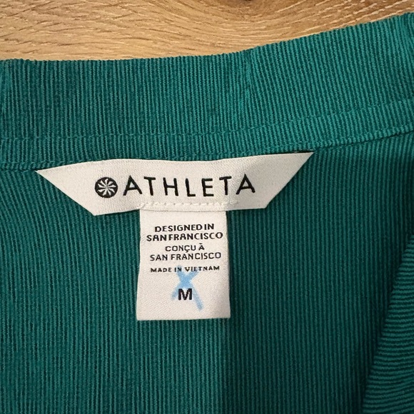 Athleta Echo Short Sleeve Revere Collar Button Through Top in Emerald Green - Picture 4 of 11